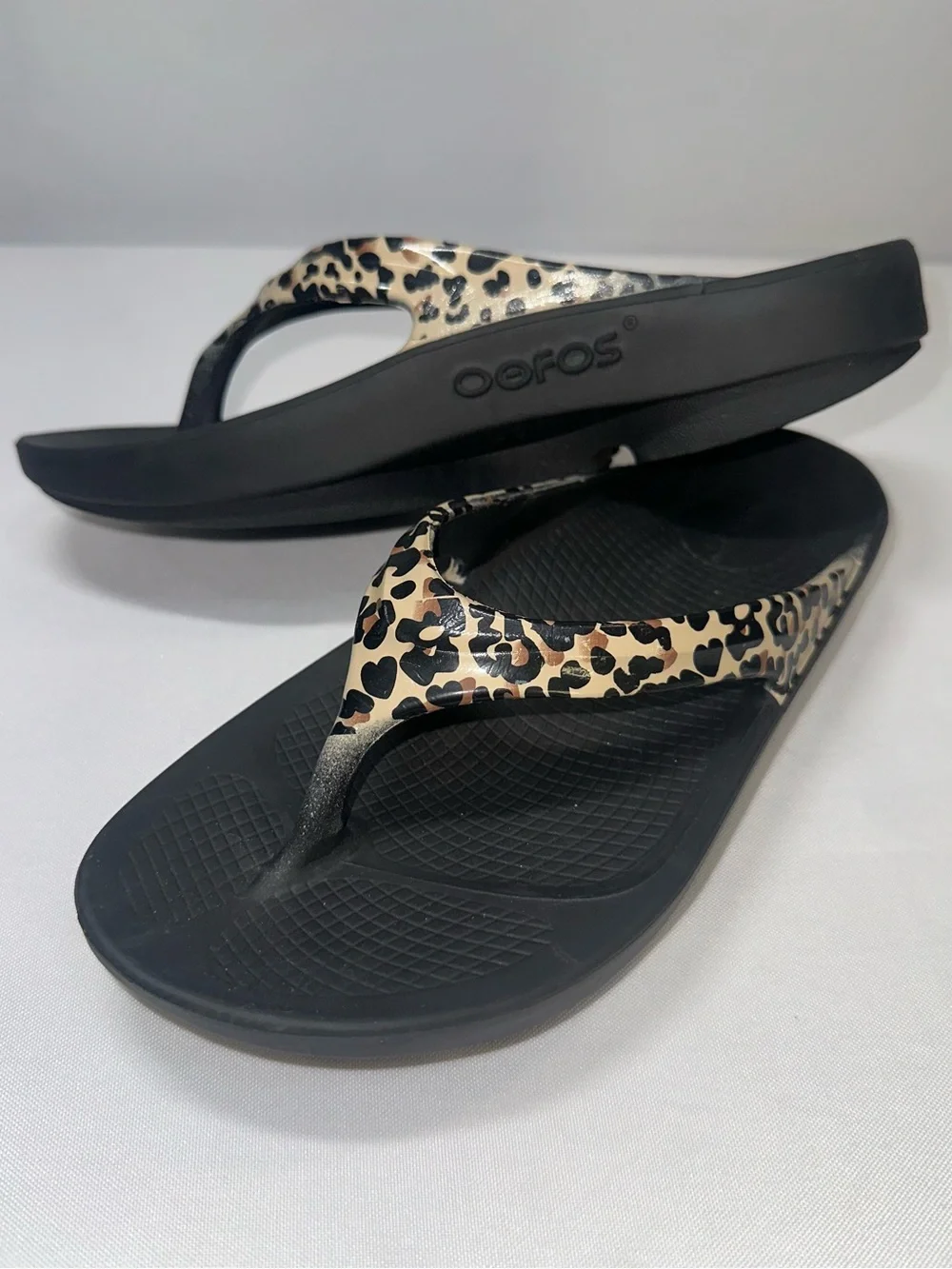 OOFOS OOlala Black Leopard Recovery Flip Flops Sandals Women’s Sz 7 38